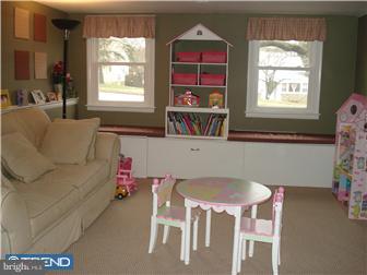 302 Suffolk Road Flourtown, PA 19031 - Photo 6 of 12 Family Room