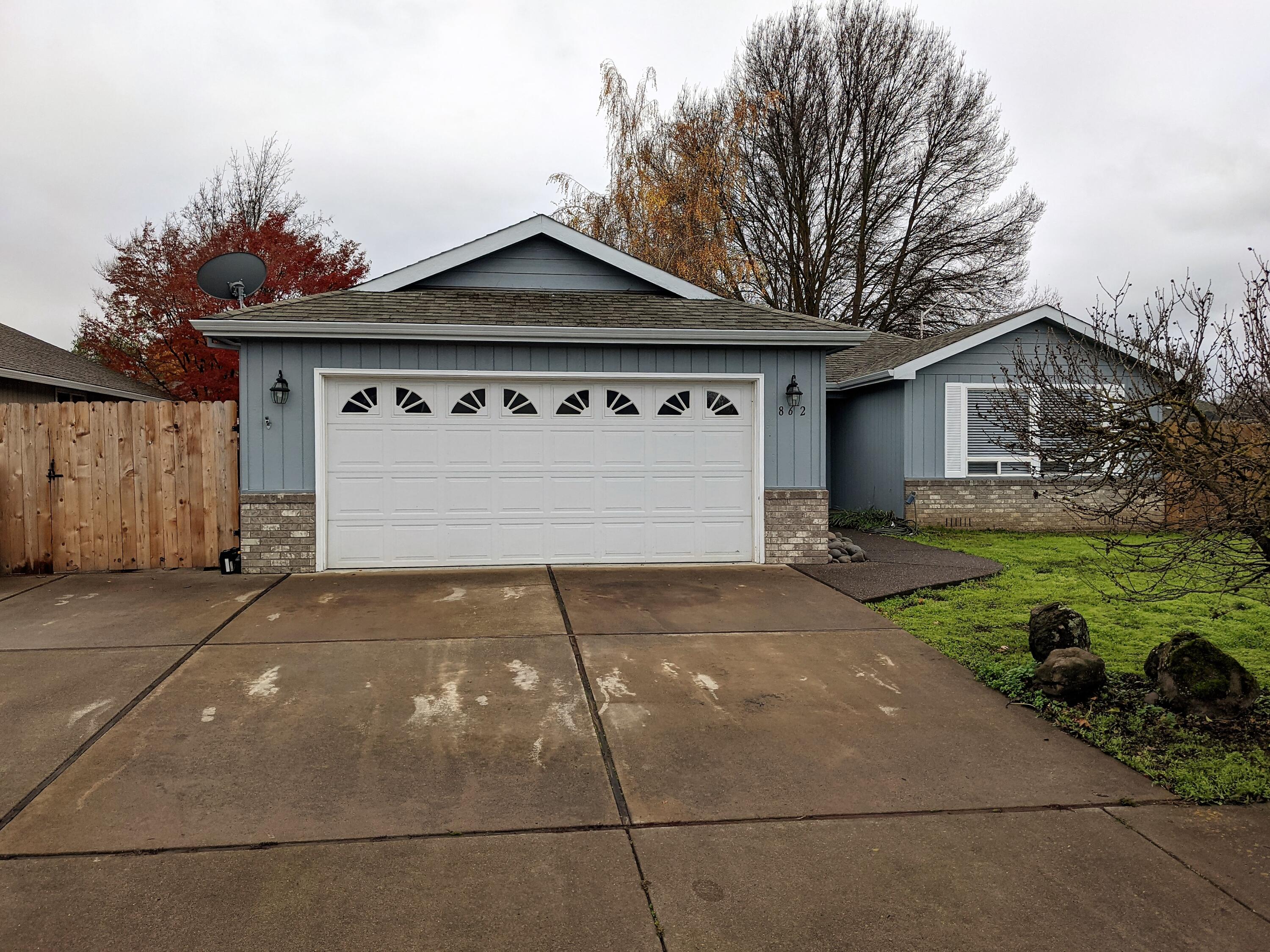 862 Isaac Way Central Point, OR 97502 - Photo 9 of 9 Front 2