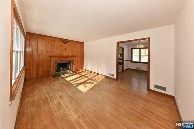 $638,000 | 84 Maplewood Avenue, Hillsdale, NJ 07642