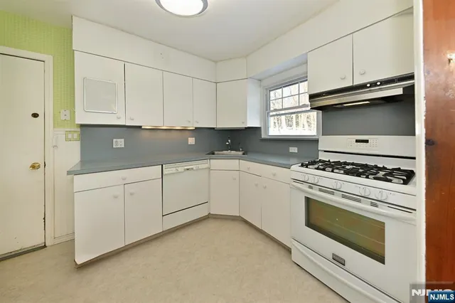 $638,000 | 84 Maplewood Avenue, Hillsdale, NJ 07642