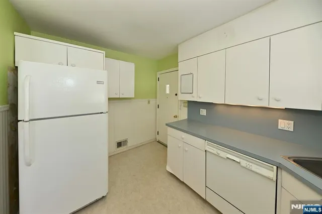 $638,000 | 84 Maplewood Avenue, Hillsdale, NJ 07642