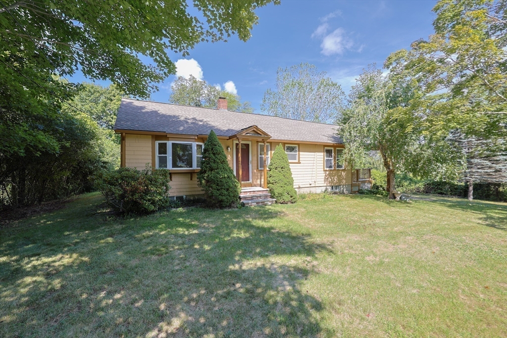 a view of a house with backyard and garden