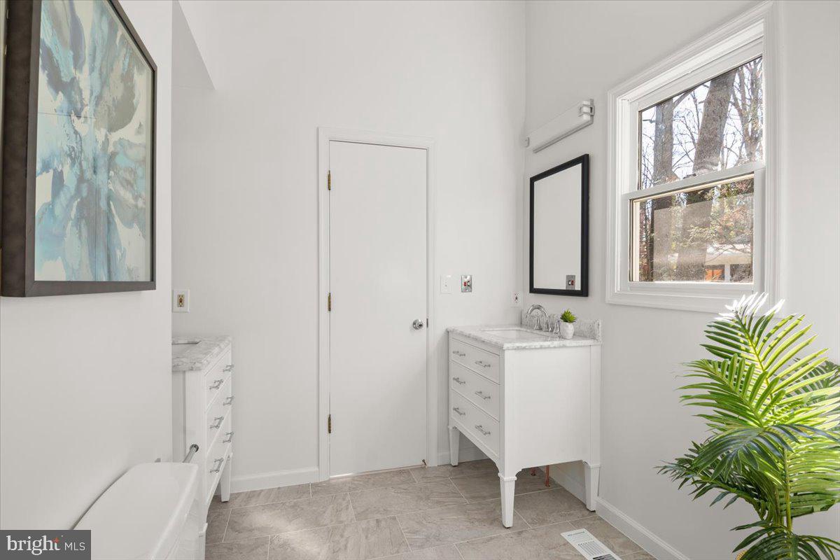 1202 Edgevale Road Silver Spring, MD 20910 - Photo 7 of 44 Primary Bath