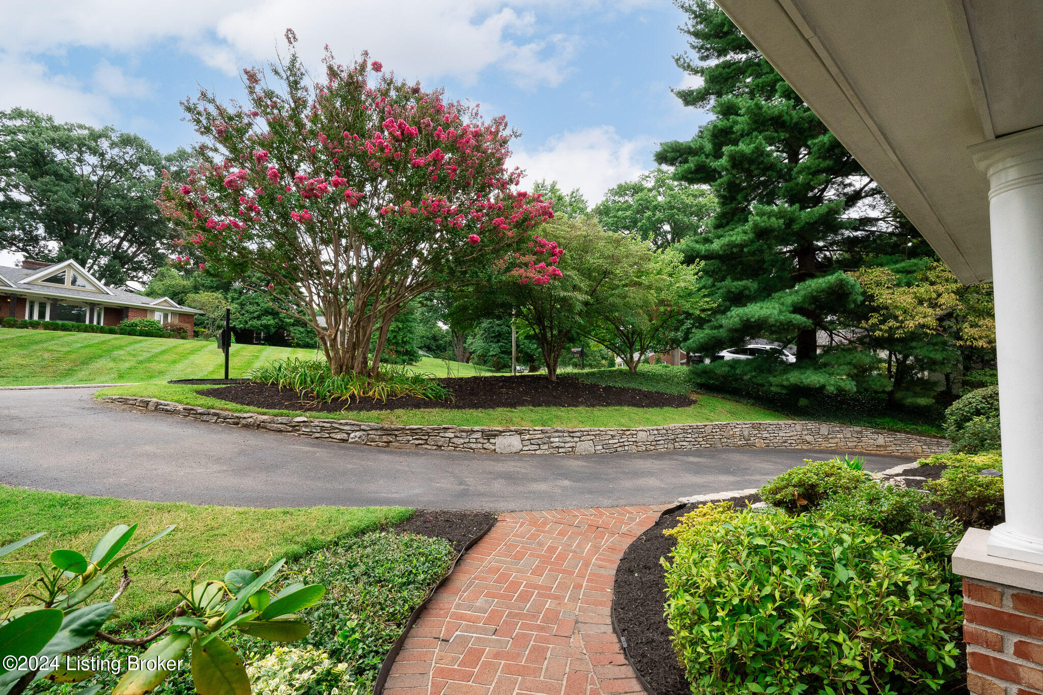 523 Ridgewood Road Louisville, KY 40207 - Photo 5 of 54 5