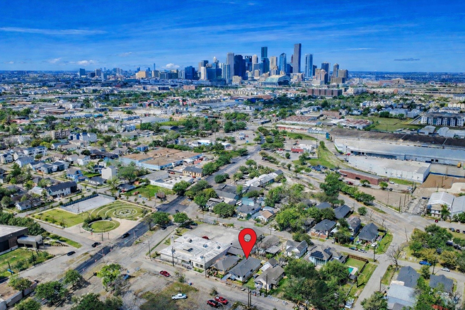 Prime location just minutes from Downtown Houston. Situated near major developments and upcoming World Cup attractions, offering incredible investment potential. Ideal for homeowners or investors looking to be in the heart of the action.