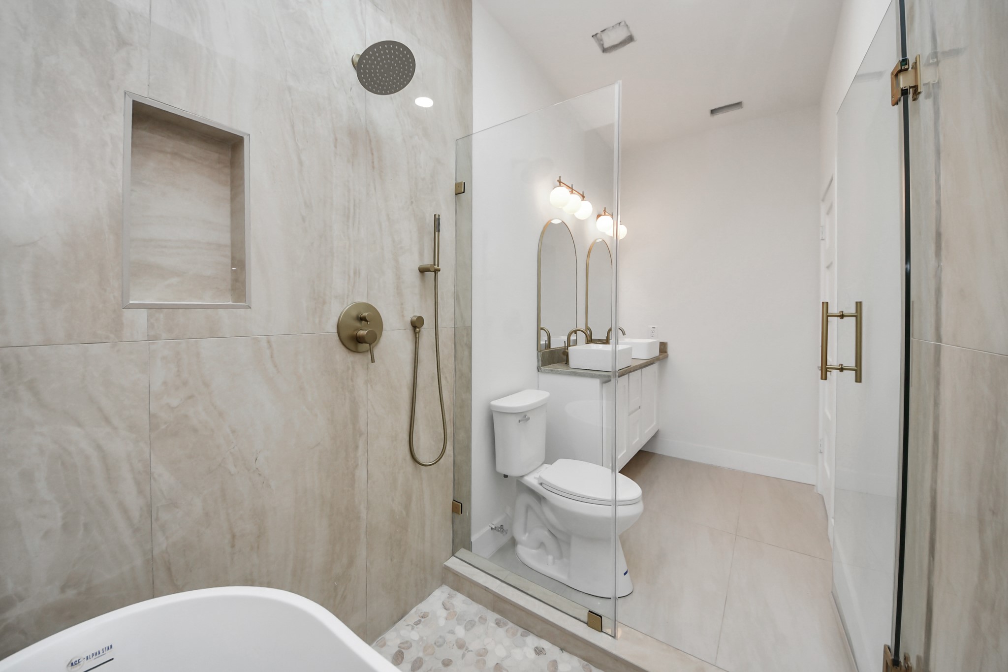 427 North Milby Street Houston, TX 77003 - Photo 19 of 44 a bathroom with a toilet a sink and shower