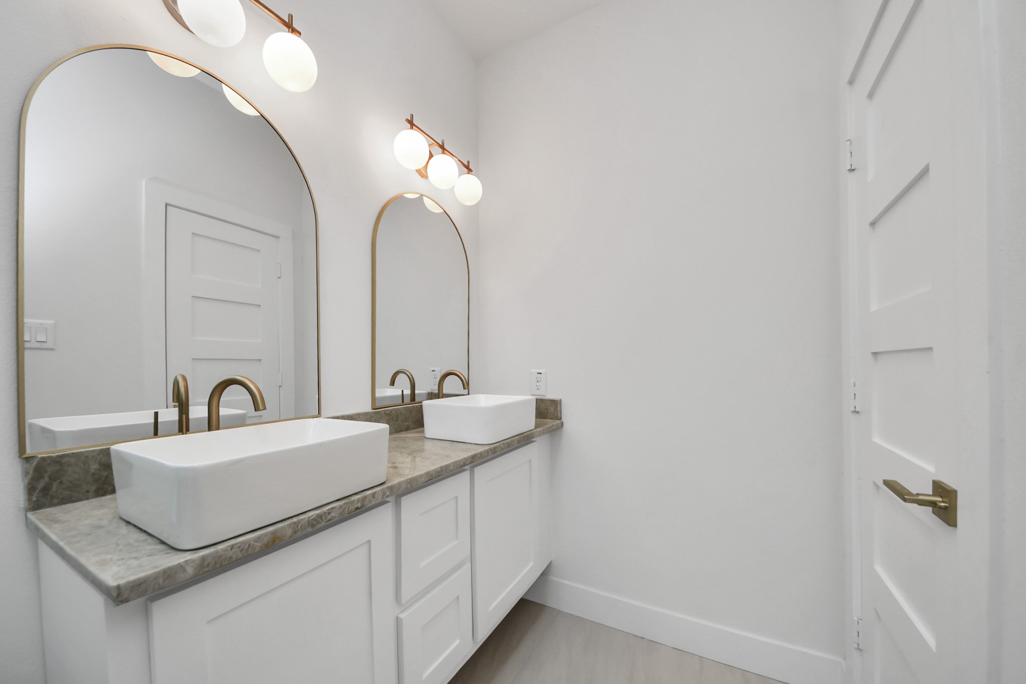427 North Milby Street Houston, TX 77003 - Photo 20 of 44 a bathroom with a sink and a mirror