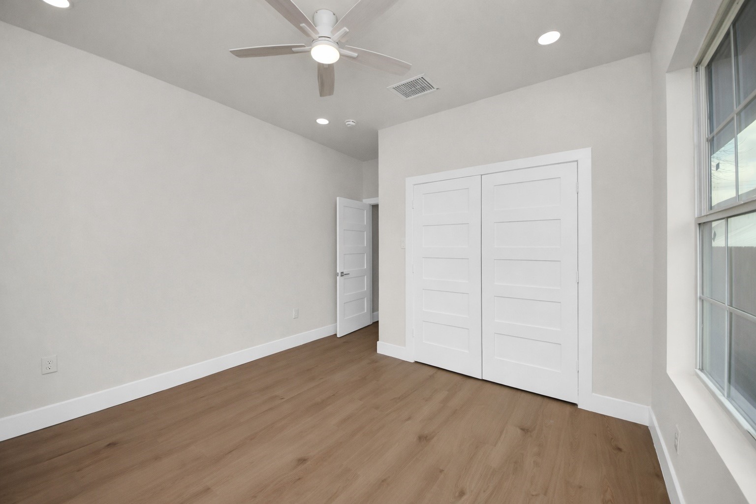427 North Milby Street Houston, TX 77003 - Photo 40 of 44 Spacious guest bedroom with abundant natural light and modern finishes throughout. Generous layout with ample closet space offers comfort and flexibility. A perfect retreat for guests or a stylish secondary bedroom.