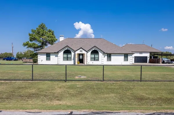a view of a yard in front of a house