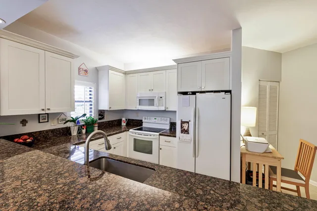 $527,000 | 300 Uno Lago Drive, Unit 405, Juno Beach, FL 33408