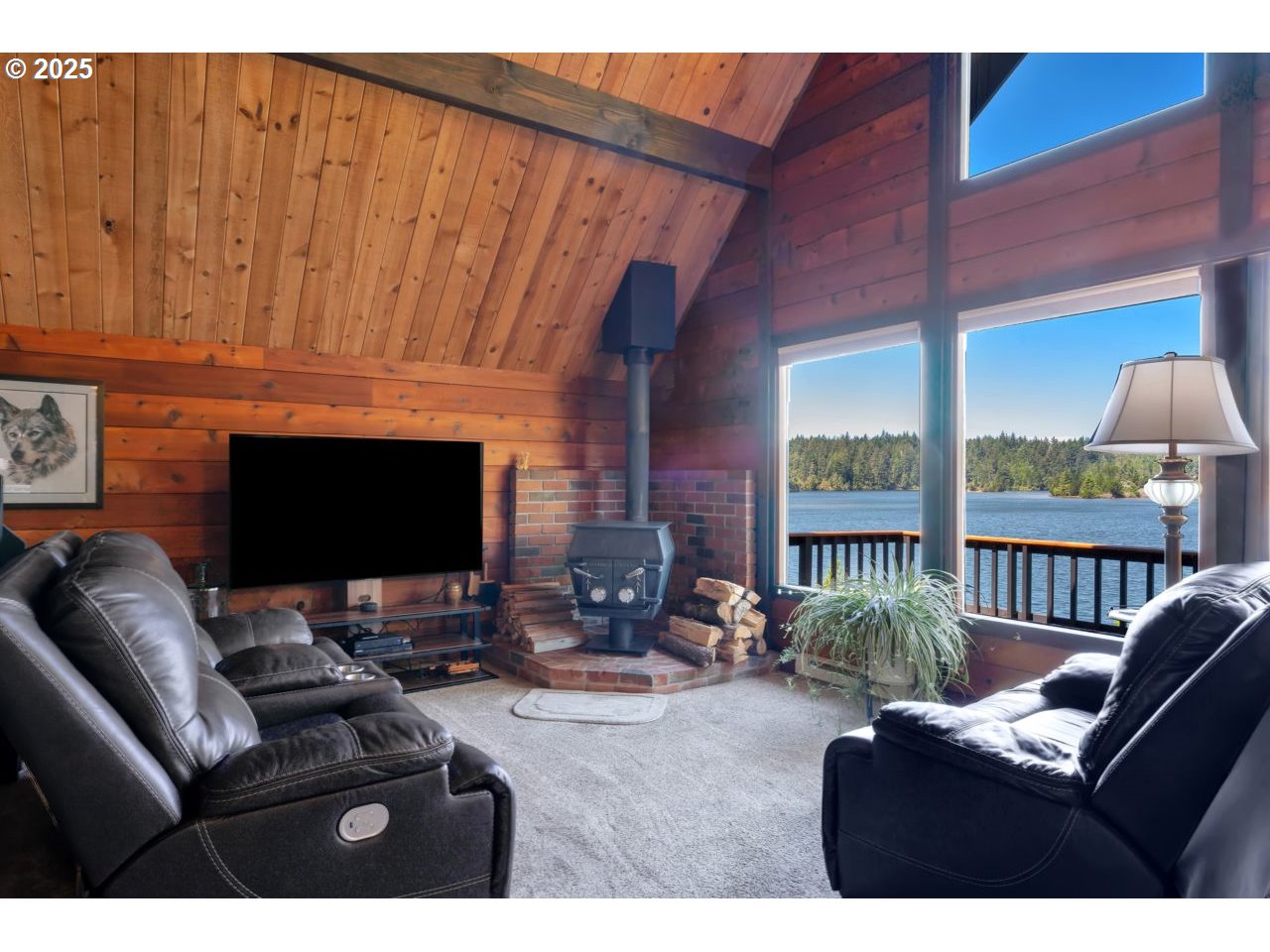 5343 Leavitt Loop Florence, OR 97439 - Photo 11 of 48 Living Room