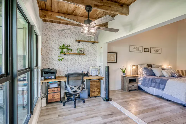 a view of a livingroom with furniture and a ceiling fan