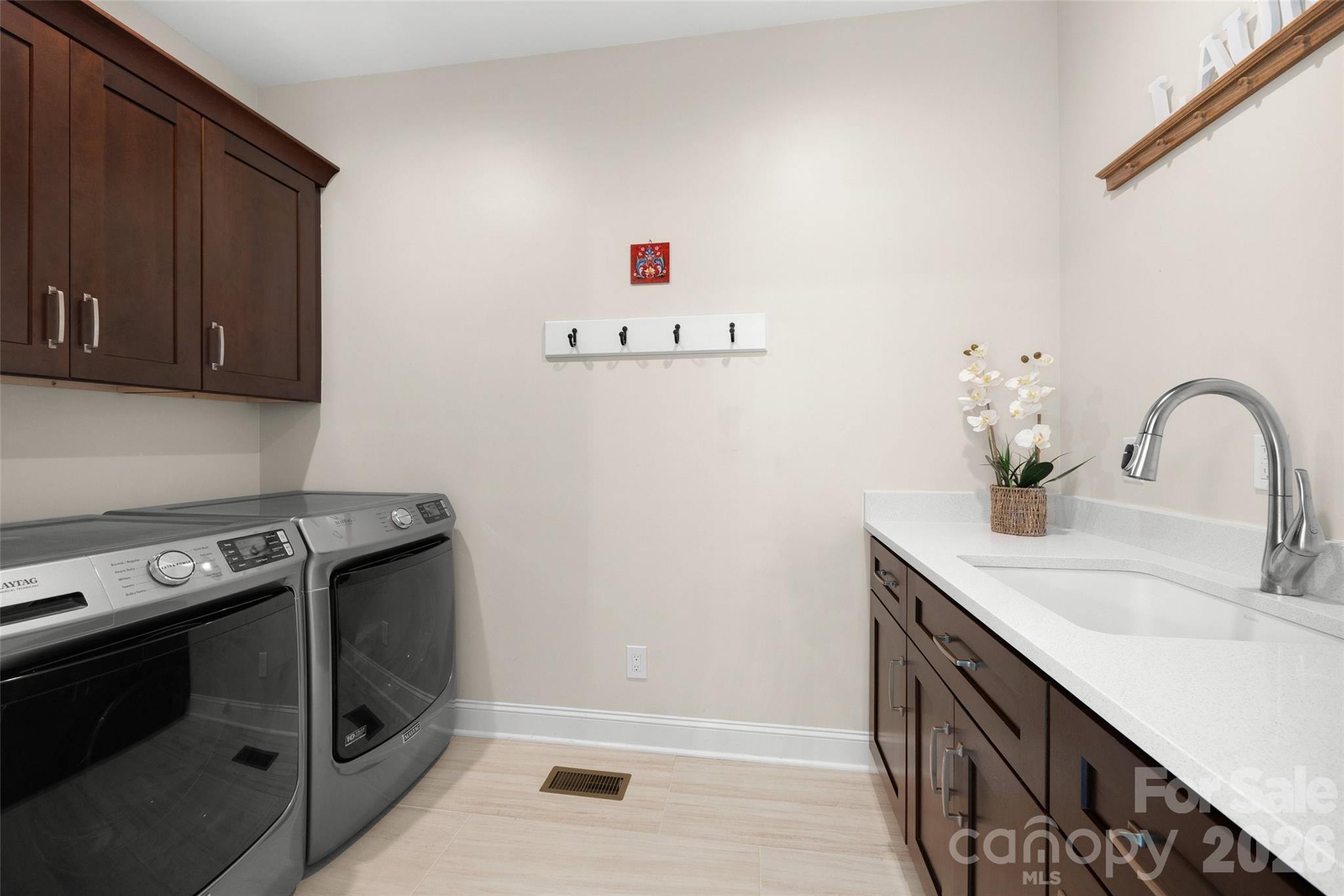 636 Landsdowne Court Fort Mill, SC 29708 - Photo 15 of 48 a kitchen with a sink and a stove top oven