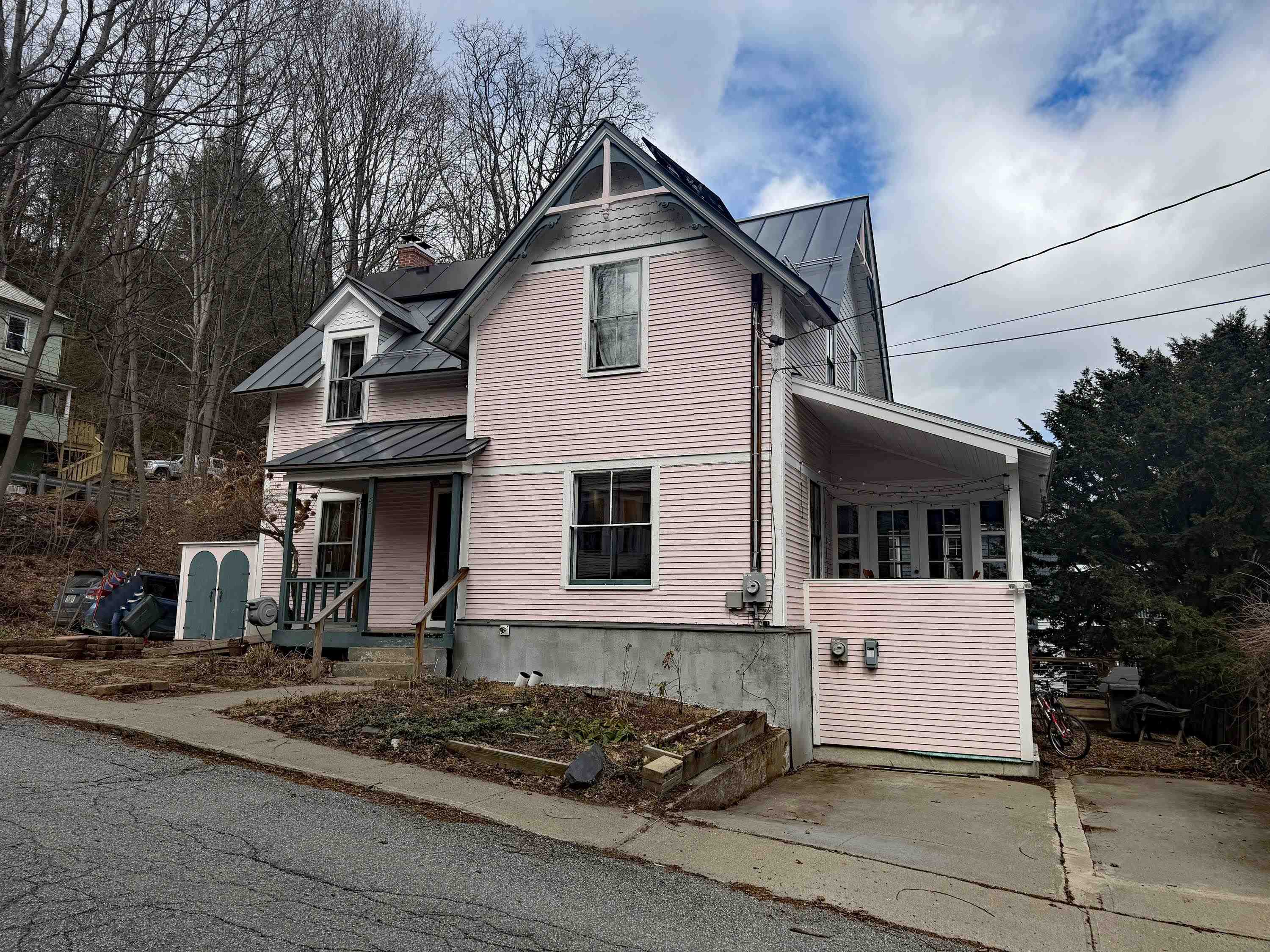 81 Chapin Street Brattleboro, VT 05301 - Photo 2 of 27