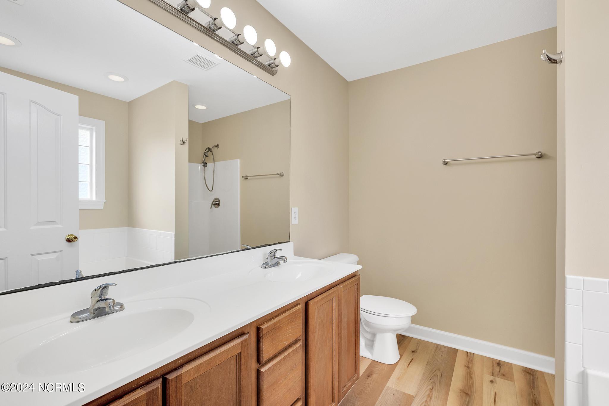 108 Burning Tree Lane Jacksonville, NC 28546 - Photo 17 of 23 Primary En Suite bath