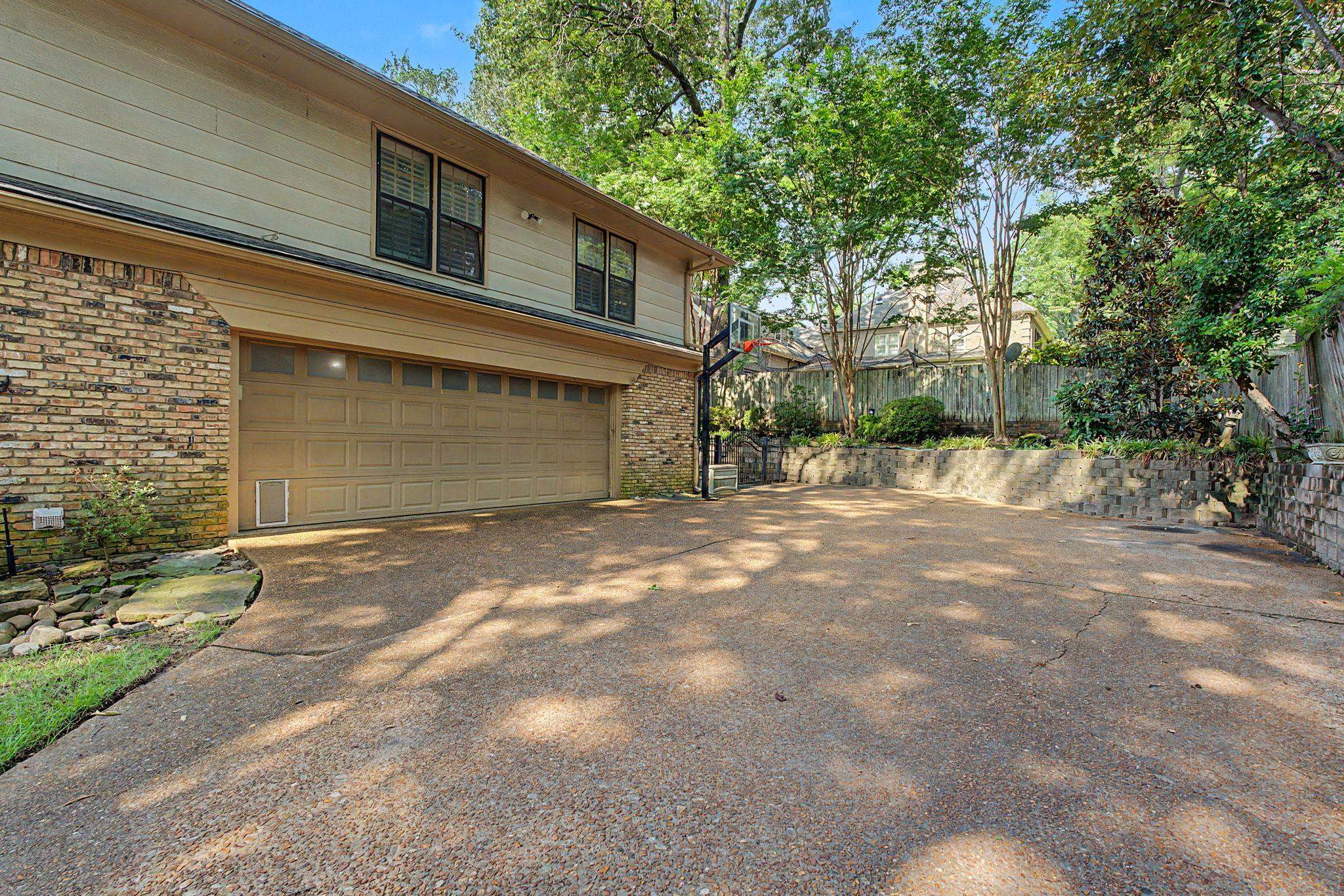 1929 Miller Farms Road Germantown, TN 38138 - Photo 3 of 40 Expansive concrete driveway featuring a multi-car capacity