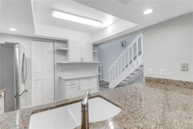 a view of entryway and kitchen