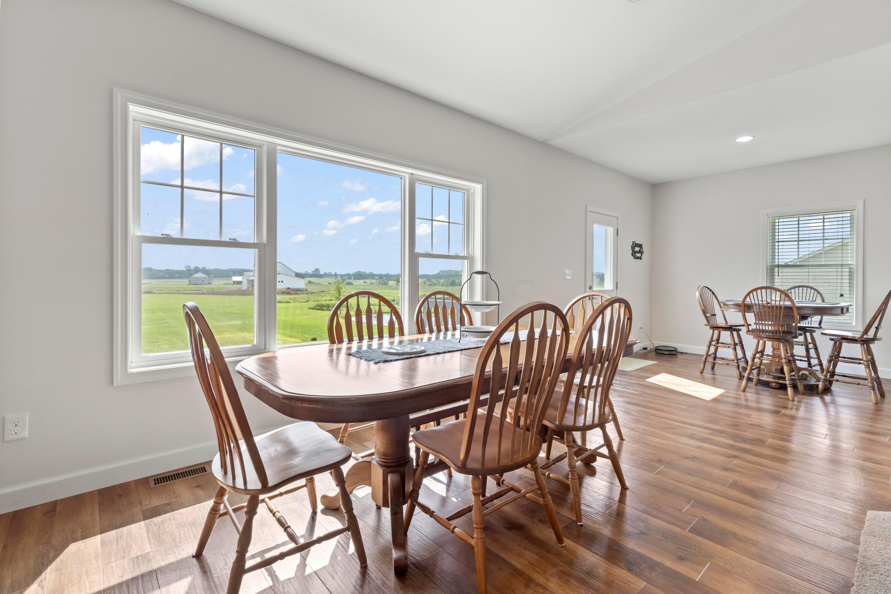 3644 Panhandle Road Delaware, OH 43015 - Photo 18 of 46 • High definition, “wood look”
laminate flooring
• Ivory painted walls
• Vaulted ceiling
• Can lighting