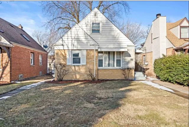 a view of a house with a yard