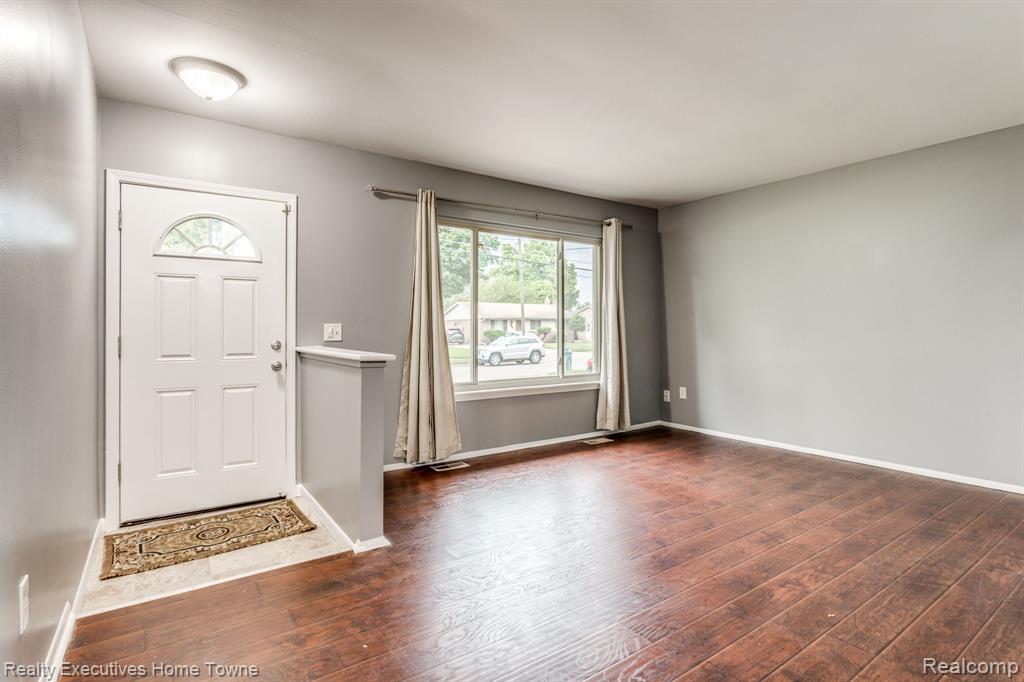 2448 Oakcrest Road Sterling Heights, MI 48310 - Photo 12 of 28