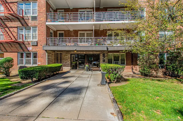 $159,000 | 679 Warburton Avenue, Unit 2R, Yonkers, NY 10701