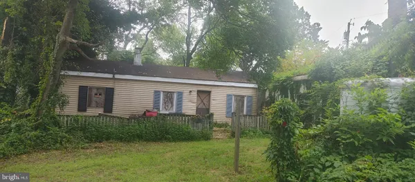 a view of a yard in front of house