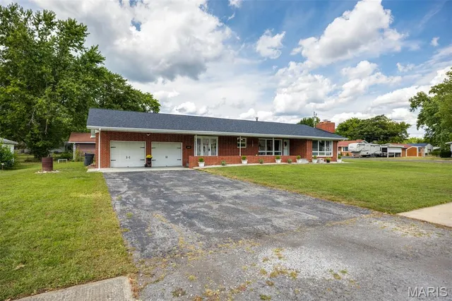 $199,900 | 1107 West 6th Street, Staunton, IL 62088