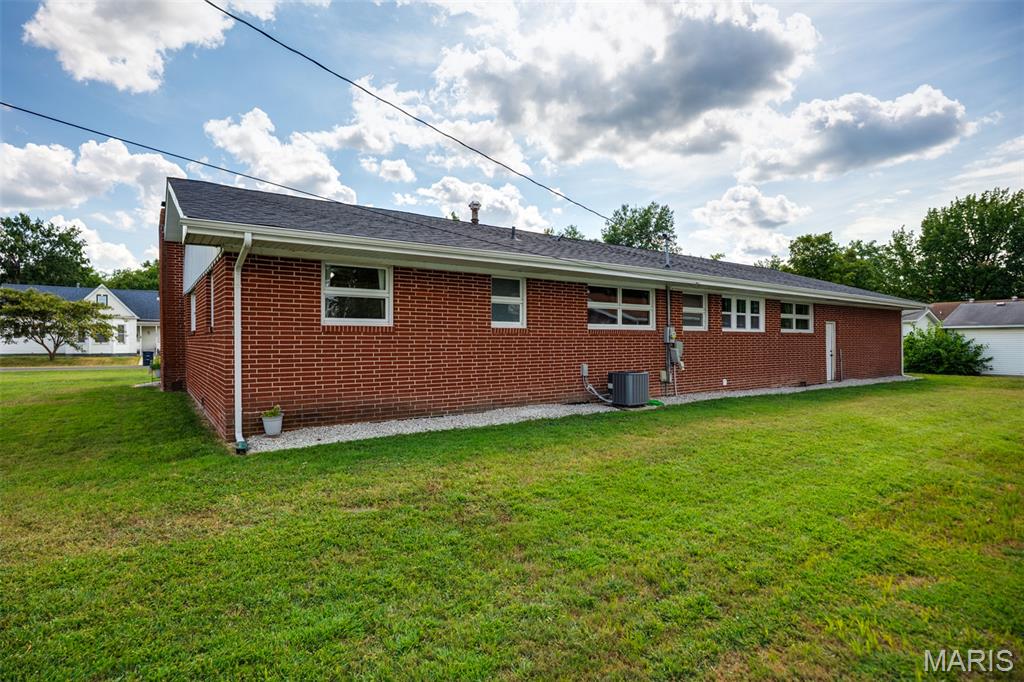 1107 West 6th Street Staunton, IL 62088 - Photo 4 of 29