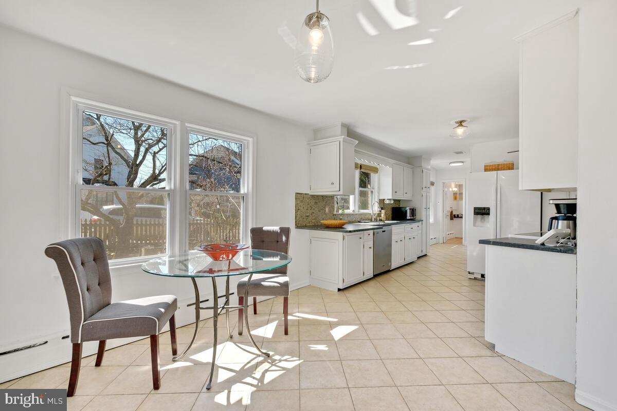 5 Vassar Circle Glen Echo, MD 20812 - Photo 13 of 46 Bright and Spacious