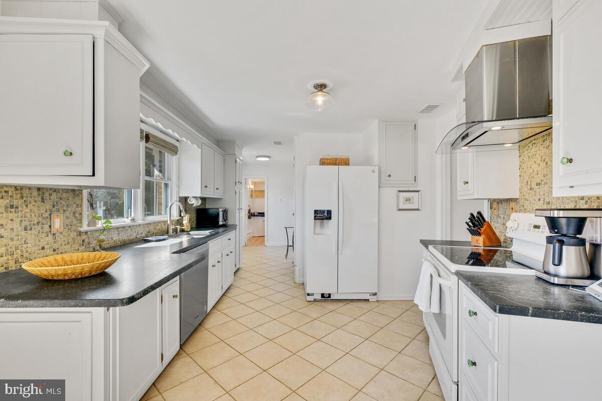 5 Vassar Circle Glen Echo, MD 20812 - Photo 14 of 46 Kitchen