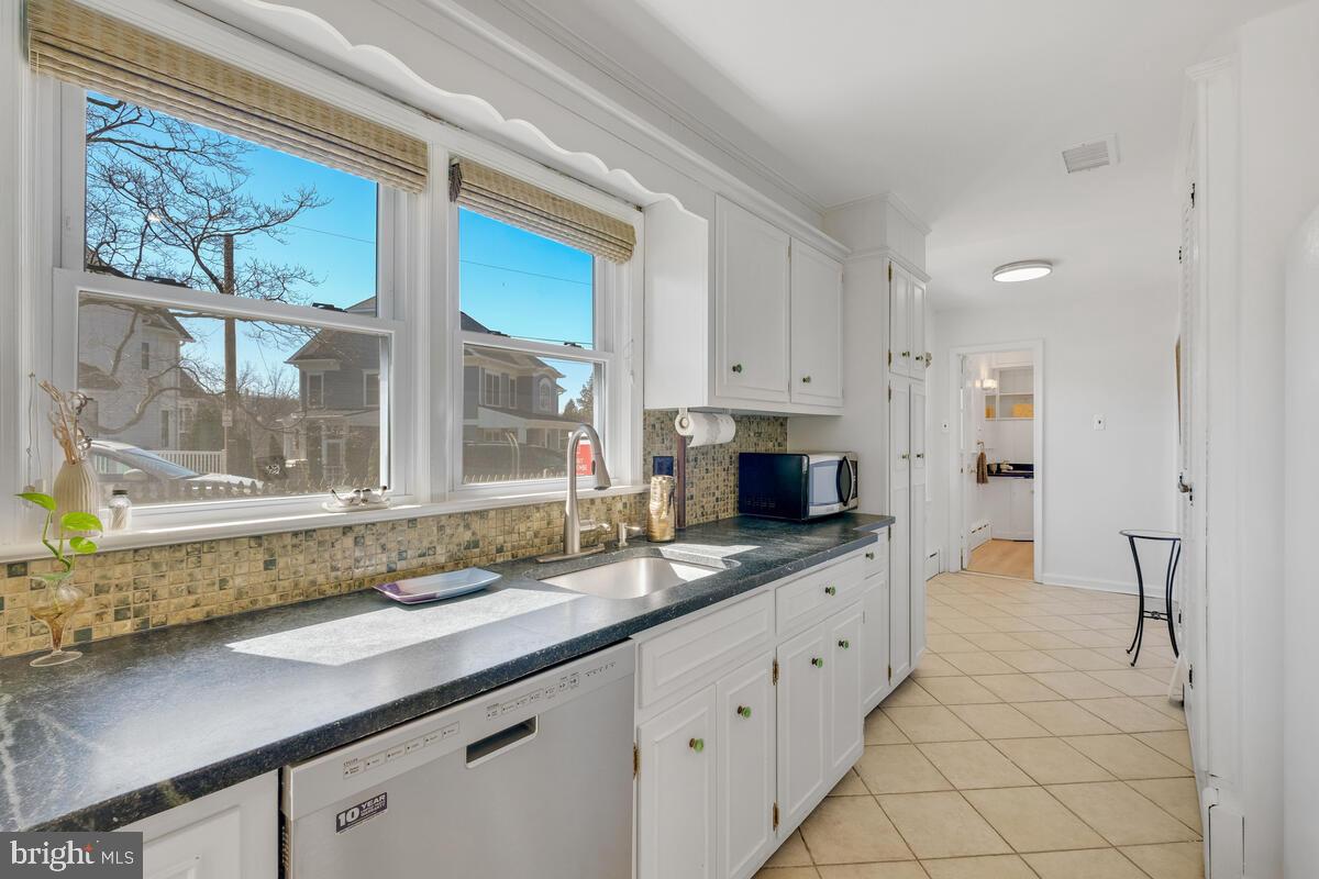 5 Vassar Circle Glen Echo, MD 20812 - Photo 16 of 46 Kitchen