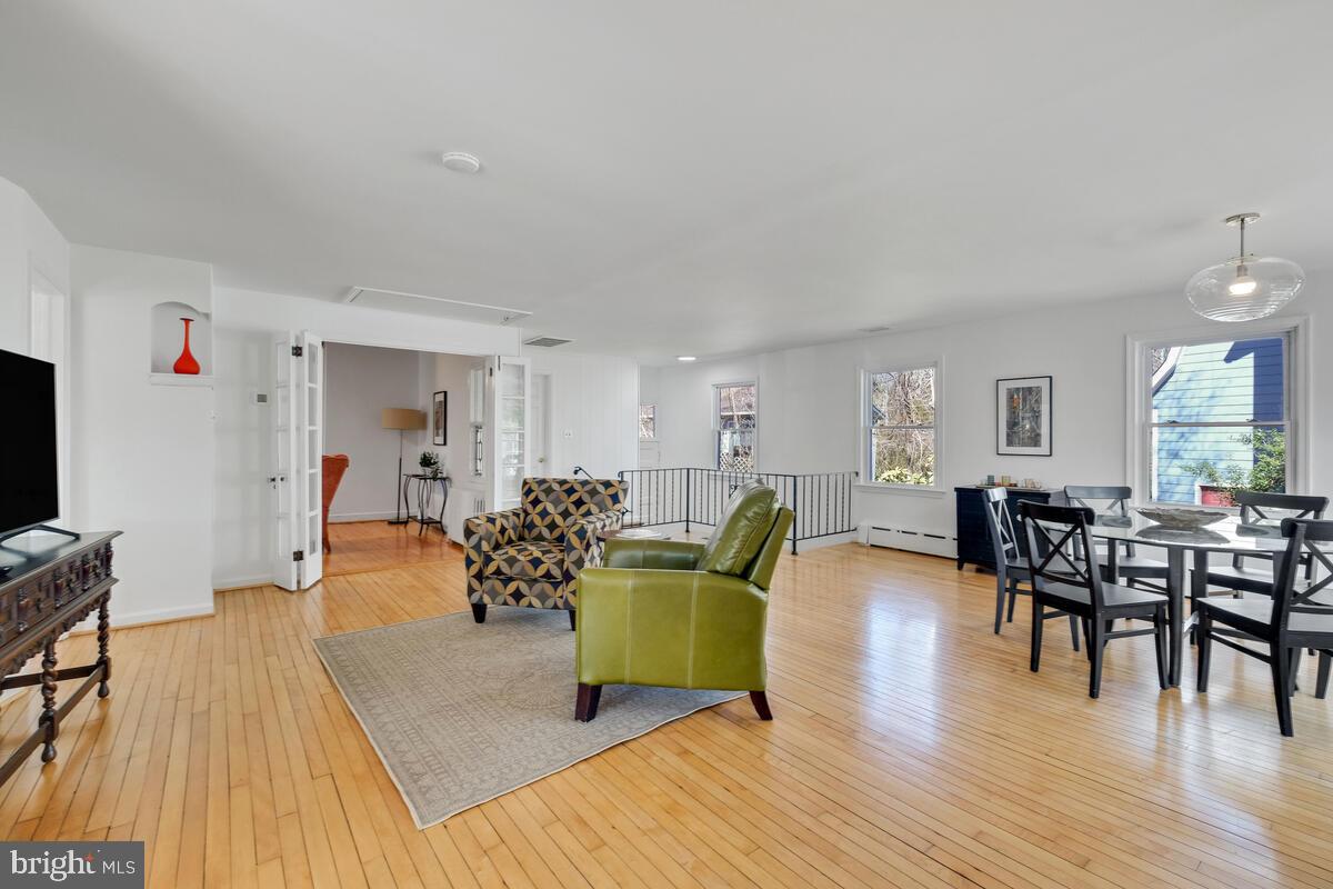 5 Vassar Circle Glen Echo, MD 20812 - Photo 19 of 46 Combination Great Room/Dining Area
