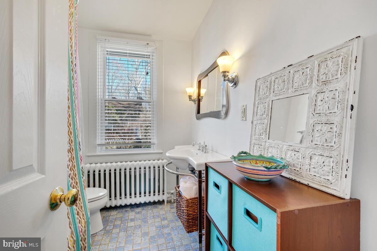 5 Vassar Circle Glen Echo, MD 20812 - Photo 29 of 46 Second Bathroom w/ Tub/Shower