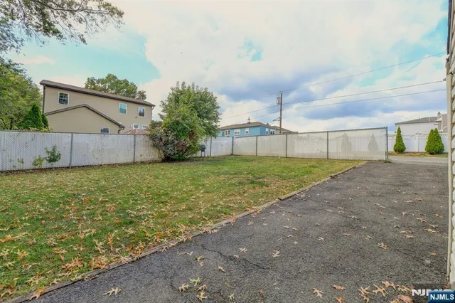 a view of a back yard of the house