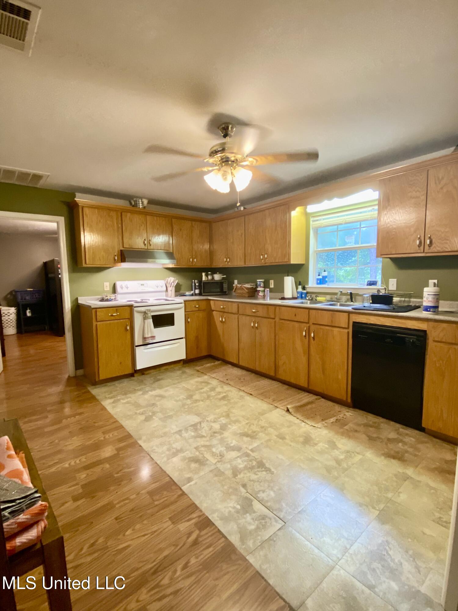 22 Uncle Pete Road Carriere, MS 39426 - Photo 8 of 17 8 Kitchen, IMG_4499