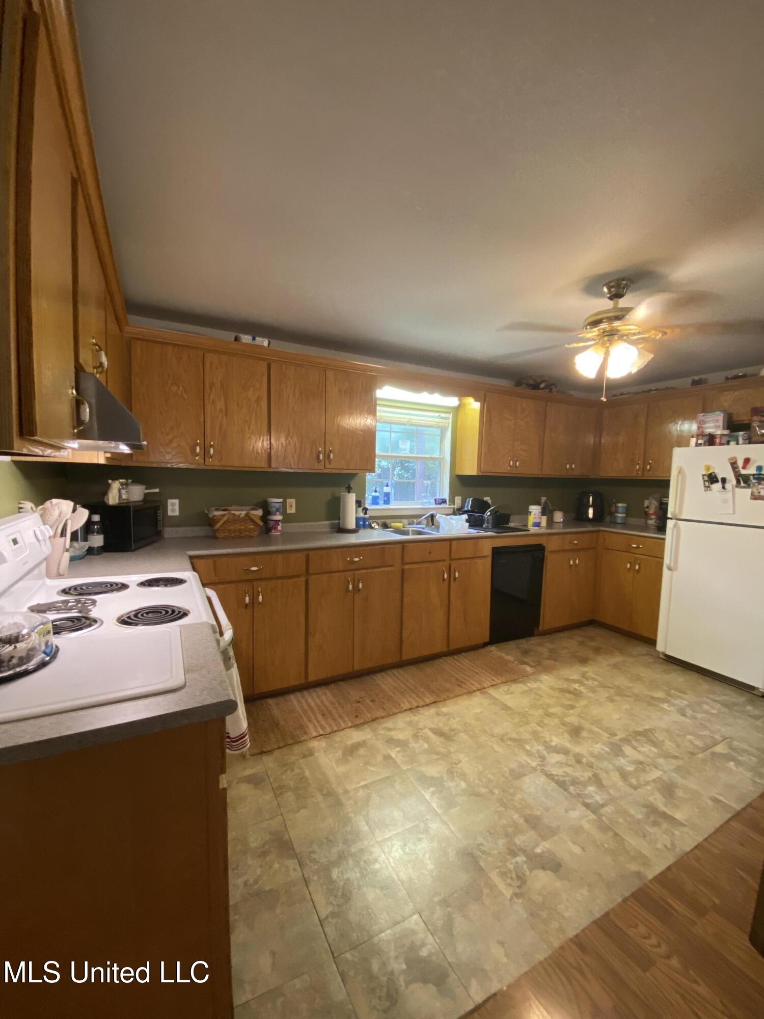 22 Uncle Pete Road Carriere, MS 39426 - Photo 9 of 17 9 Kitchen, IMG_4491