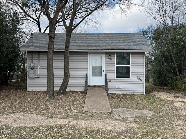 $1,200 | 2207 Speight Avenue, Waco, TX 76706