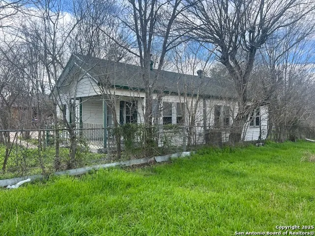 a view of a back yard
