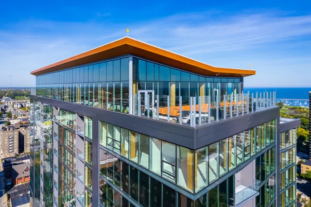 $7,495 | 700 East Kilbourn Avenue, Milwaukee, WI 53202