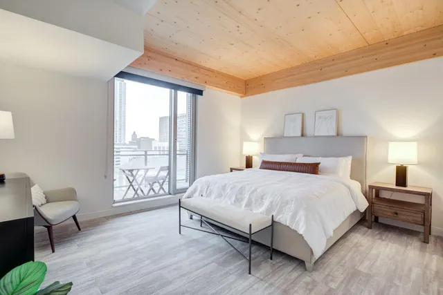 $7,495 | 700 East Kilbourn Avenue, Milwaukee, WI 53202