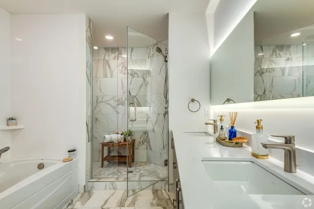 $7,495 | 700 East Kilbourn Avenue, Milwaukee, WI 53202