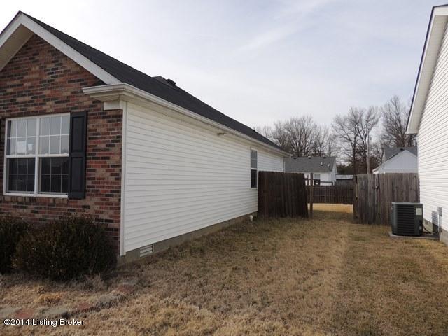 207 Madison Rae Boulevard Shepherdsville, KY 40165 - Photo 3 of 16 Right Side