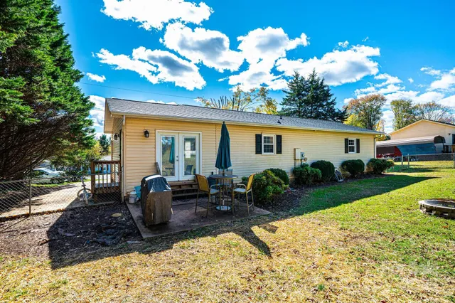 a view of a house with backyard and sitting area