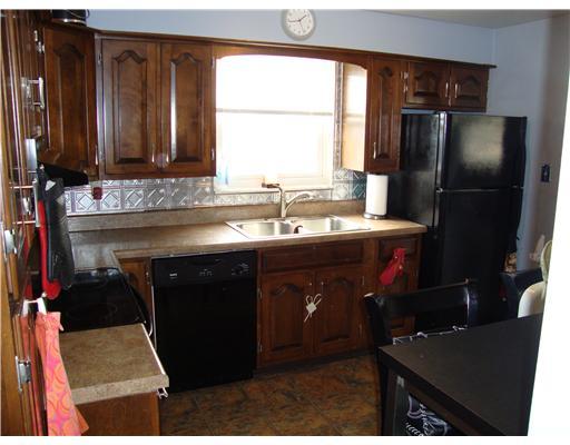 20 Porters Hollow Road Coraopolis, PA 15108 - Photo 5 of 14 Kitchen.