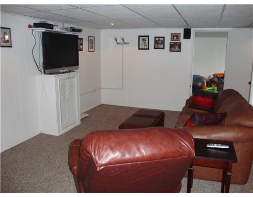 20 Porters Hollow Road Coraopolis, PA 15108 - Photo 9 of 14 Den/Family/Great Room.