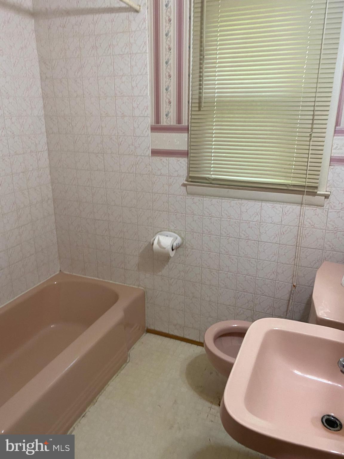 8527 Creek Road Pasadena, MD 21122 - Photo 13 of 18 bathroom