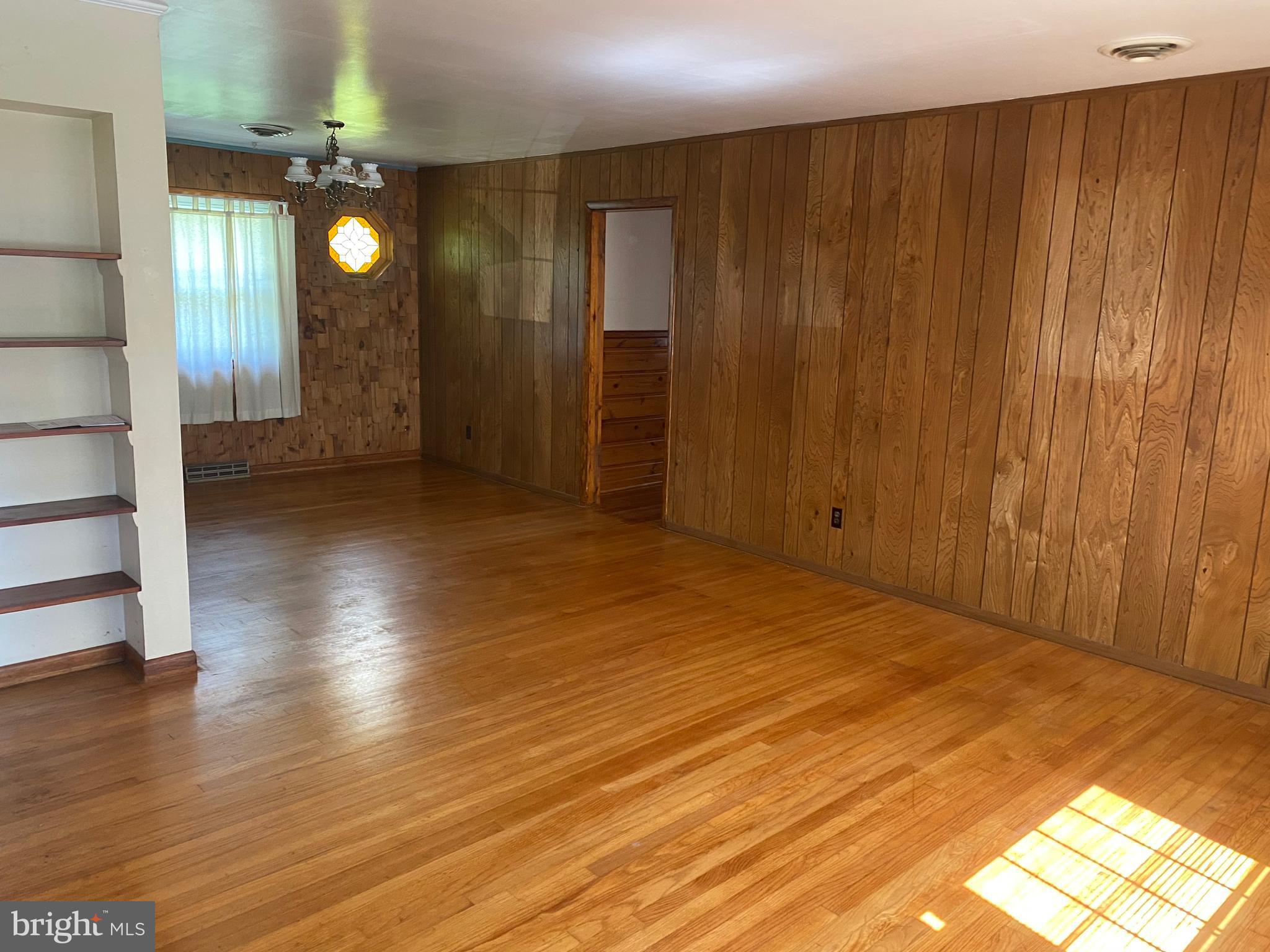 8527 Creek Road Pasadena, MD 21122 - Photo 3 of 18 living room