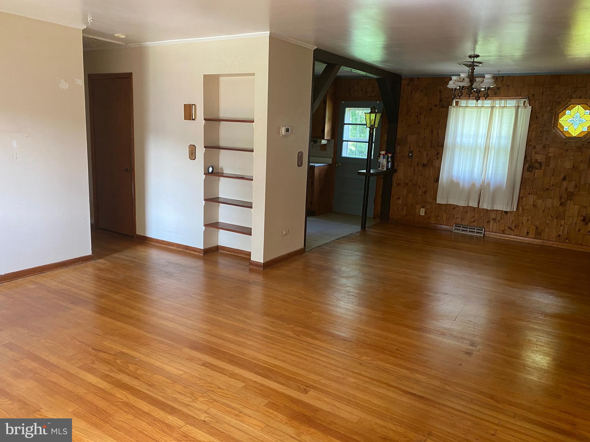 8527 Creek Road Pasadena, MD 21122 - Photo 4 of 18 living room