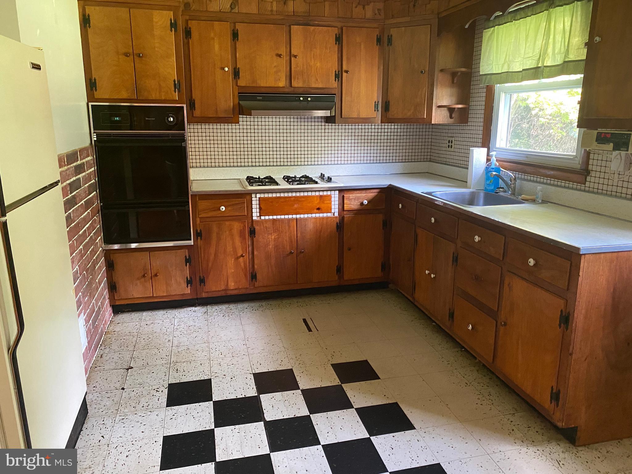 8527 Creek Road Pasadena, MD 21122 - Photo 5 of 18 kitchen