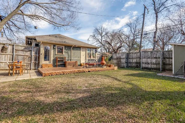 a view of a house with a backyard